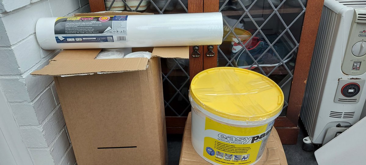 NTorranoHarling's tweet photo. Thank you to Vicky @victorycolours for sorting me out with some @Wallrocklining and #easypaste at the 11th hour! And thanks to @packexe for the delivery of their dispensers and floor protections. Looking forwards to using all these products 👌👏 https://t.co/MjmlovYwxH