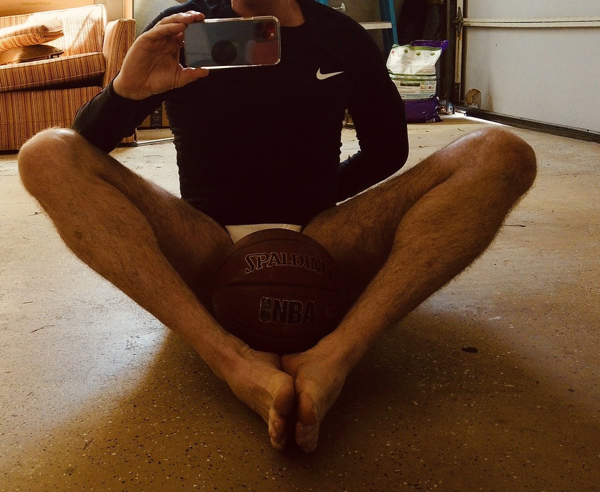 mtpsportsdude1's tweet photo. #longlegs #tallguy #tallman #masculine #versatilebottom #athletic  #bigfeet #hoopsman #basketball #charlestongay #jockstrap #size15 https://t.co/8U3y5dWpUQ