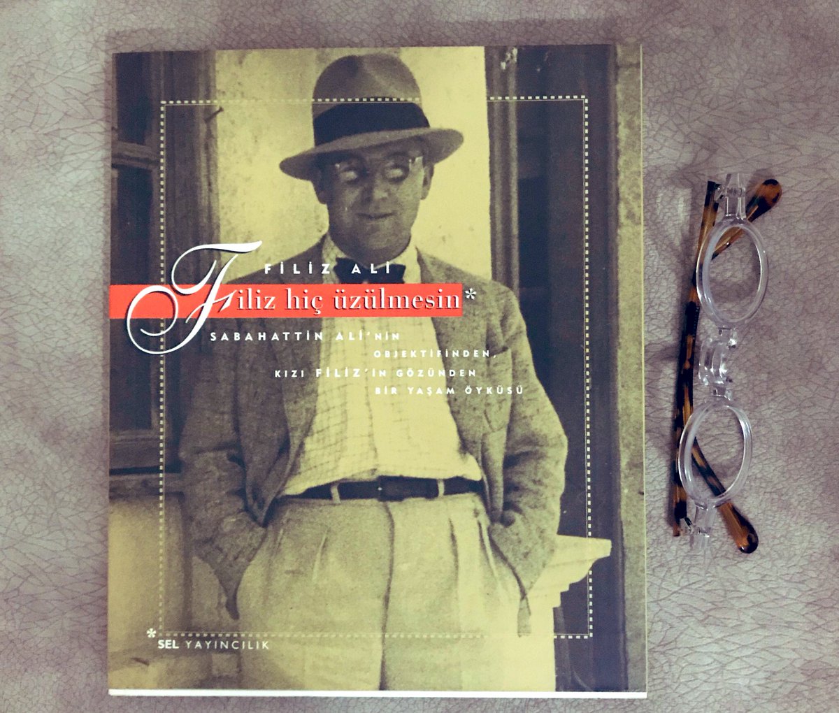 Bestelenmiş şiirleriyle kalbimize dokunan, “herkese içindeki iyilik kadar iyi bir hayat” dileyen usta yazar, şair ve çevirmen Sabahattin Ali’yi ölüm yıldönümünde saygıyla anıyorum. 
“Bir gün kadrim bilinirse,
İsmim ağza alınırsa,
Yerim soran bulunursa;
Benim meskenim dağlardır”