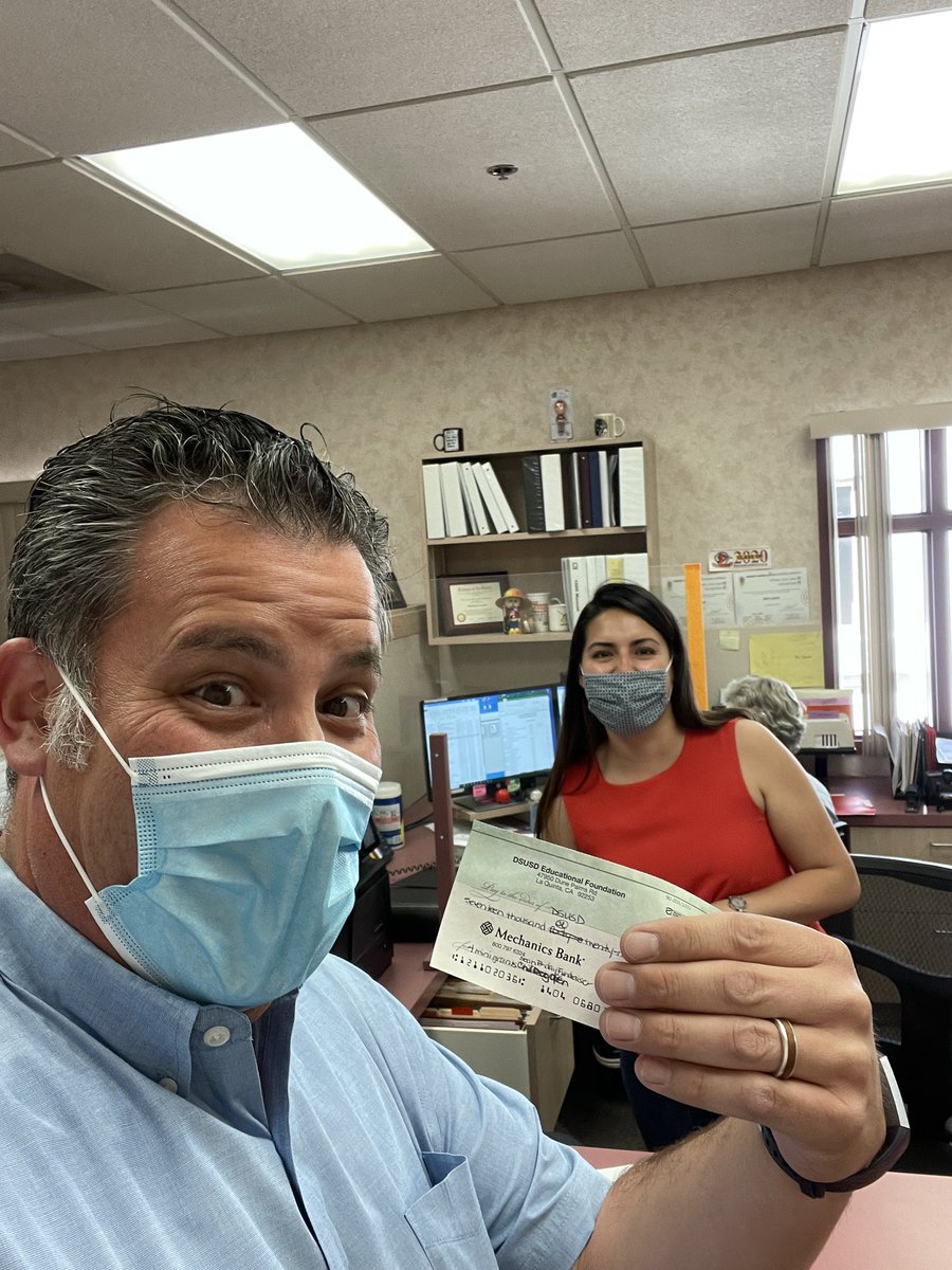 desertwebber's tweet photo. One of the best parts of my job, dropping off checks!!! TY @desertsandsef for supporting #teacherminigrants! TY @desertsandsusd #fiscalservices for #doingwhatyoudo!
#desertwebber
#communityguy
#lovemyjob https://t.co/3s4S7238eh