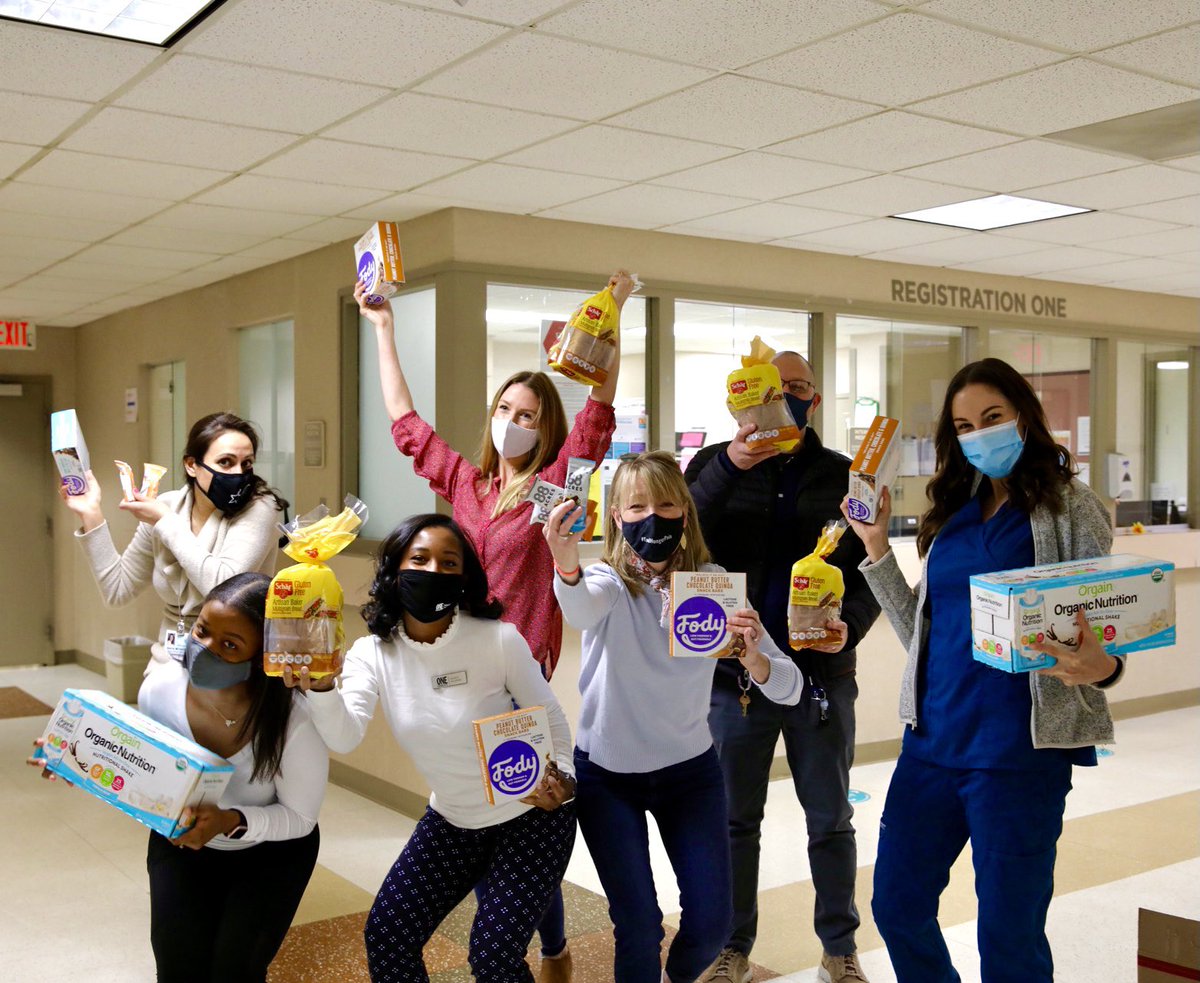 KateScarlata_RD's tweet photo. Met with health professionals @AtriumHealth in Charlotte, NC today to discuss how to better help people living with food insecurity & food intolerance. I brought along glutenfree & #lowfodmap food for patients too! @AmCollegeGastro @ANMSociety #EndHungerPain https://t.co/GYUESlWm3r