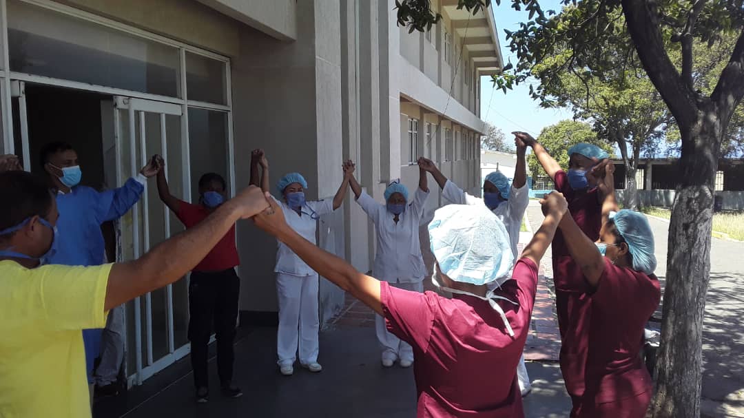 ColegioEnfermDC's tweet photo. #EnfermeriaVzla en un acto de amor clama a Dios por la sanidad de Venezuela. Barinas, Distrito Capital y Vargas elevan sus oraciones a Dios por la Protección de sus vidas, por la vacuna, por un salario suficiente y la salud de los pacientes. https://t.co/VQxKrX1exp