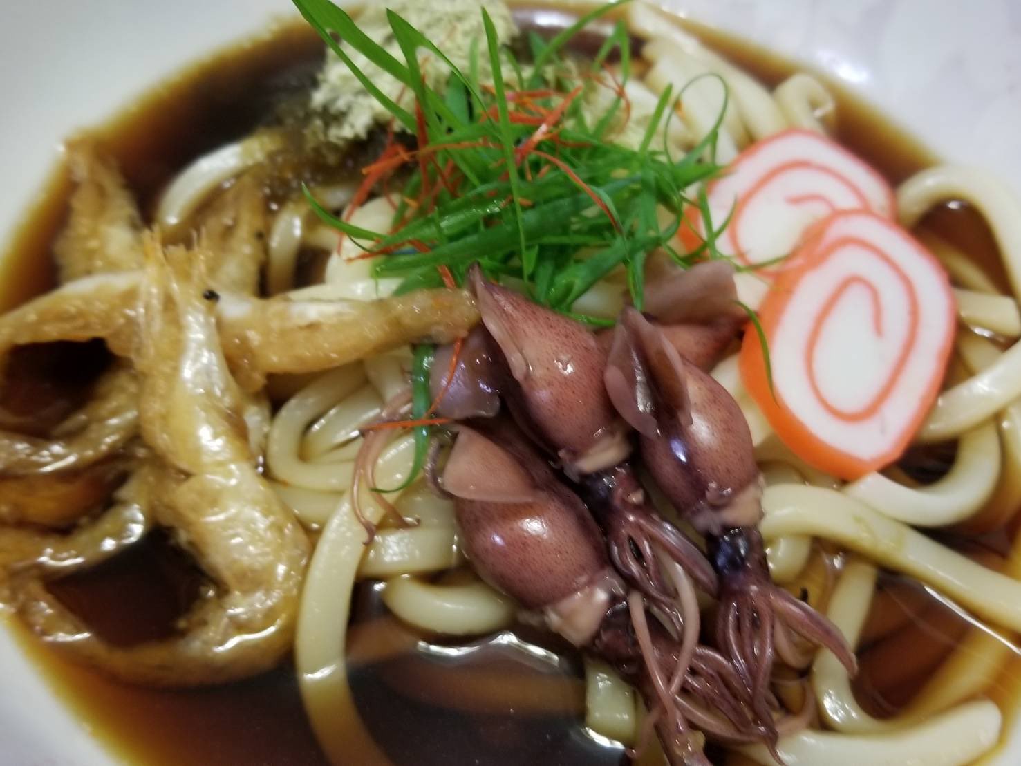 さんかく 富山ブラックうどん 限定食 今夜のさんかく屋台に登場 さんかく 屋台 富山ブラック ホタルイカ 身投げ かまぼこ 白エビ 四方 四方漁港 うどん 富山ブラックうどん 富山屋台 ホタルイカ採り 小腹が空いたら T Co