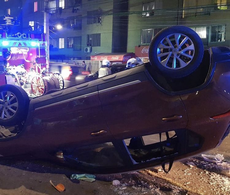 [ACCIDENTE VIAL] Este jueves 1/4 (21:26 hrs.) unidades <a href="/Bomberos_MetSur/">Bomberos Metropolitano Sur</a> (R3 <a href="/BombaSanMiguel/">Bomba San Miguel</a> y B10 <a href="/B_LasIndustrias/">Bomba Las Industrias</a> ) trabajaron en 10-4-1 -rescate vehicular- en Alcalde Pedro Alarcón y Salomón Sumar, sector <a href="/munisanjoaquin/">Ilustre Municipalidad de San Joaquín</a> . 🚒🚒🚒