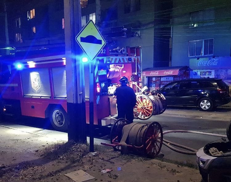 Bomberos_MetSur's tweet photo. [ACCIDENTE VIAL] Este jueves 1/4 (21:26 hrs.) unidades @Bomberos_MetSur (R3 @BombaSanMiguel y B10 @B_LasIndustrias ) trabajaron en 10-4-1 -rescate vehicular- en Alcalde Pedro Alarcón y Salomón Sumar, sector @munisanjoaquin . 🚒🚒🚒 https://t.co/9MXow3wrT9