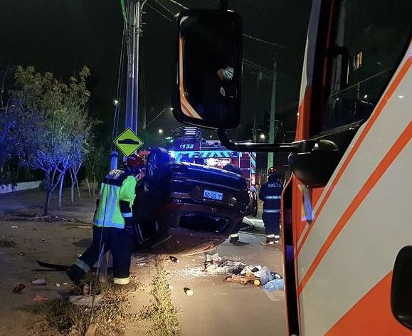 Bomberos_MetSur's tweet photo. [ACCIDENTE VIAL] Este jueves 1/4 (21:26 hrs.) unidades @Bomberos_MetSur (R3 @BombaSanMiguel y B10 @B_LasIndustrias ) trabajaron en 10-4-1 -rescate vehicular- en Alcalde Pedro Alarcón y Salomón Sumar, sector @munisanjoaquin . 🚒🚒🚒 https://t.co/9MXow3wrT9