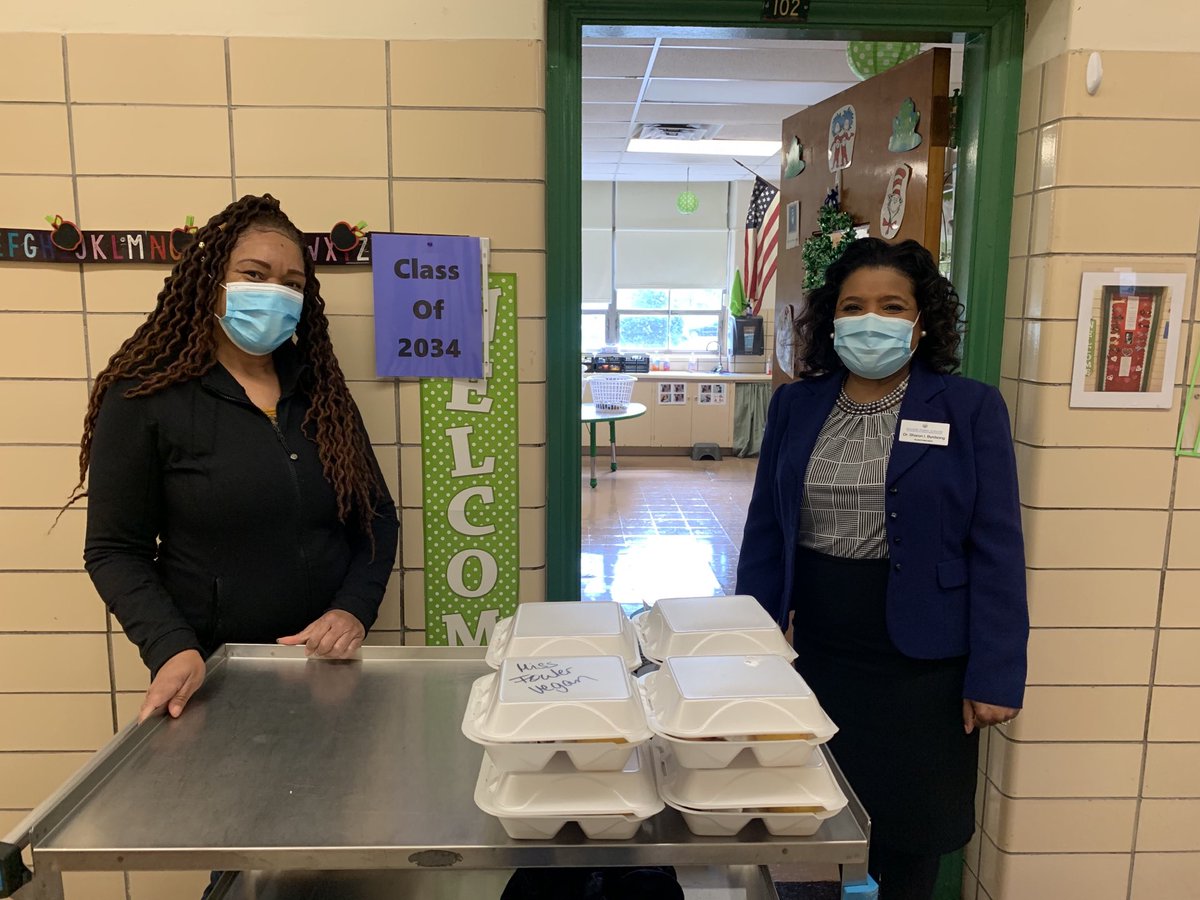 NPSchools_VA's tweet photo. Rounding out this week’s site visits to see how concurrent learning is going for our students and teachers, Superintendent Dr. Sharon I. Byrdsong spent time with the Bulldogs of #GranbyElementary on Friday.
#WeAreNPS #NPSInThisTogether #NPSConcurrentLearning https://t.co/VNm88AQNdv