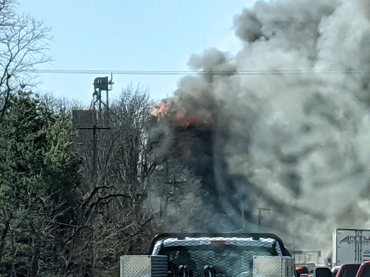 ShaunPTyson's tweet photo. Bradforton Elevator in Springfield Illinois on fire currently. 
#Fire https://t.co/RtluvumXAa