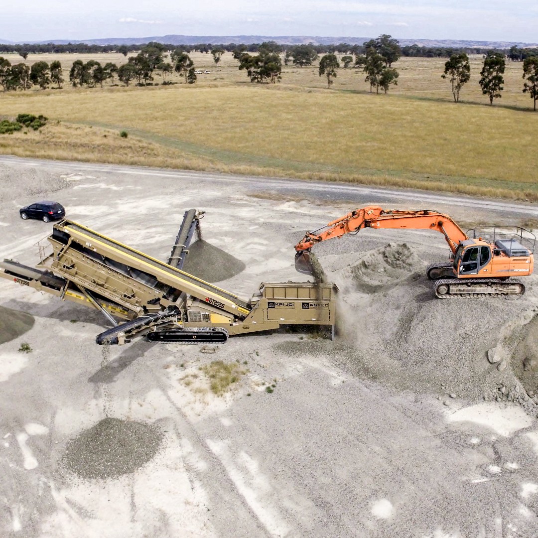 We offer equipment to suit your application needs across the globe. Find a dealer near you or learn more about this track-mounted screening plant shown here on a site in Australia: bit.ly/3cciCJm  #Astec #OneASTEC #KPIJCI #Screening