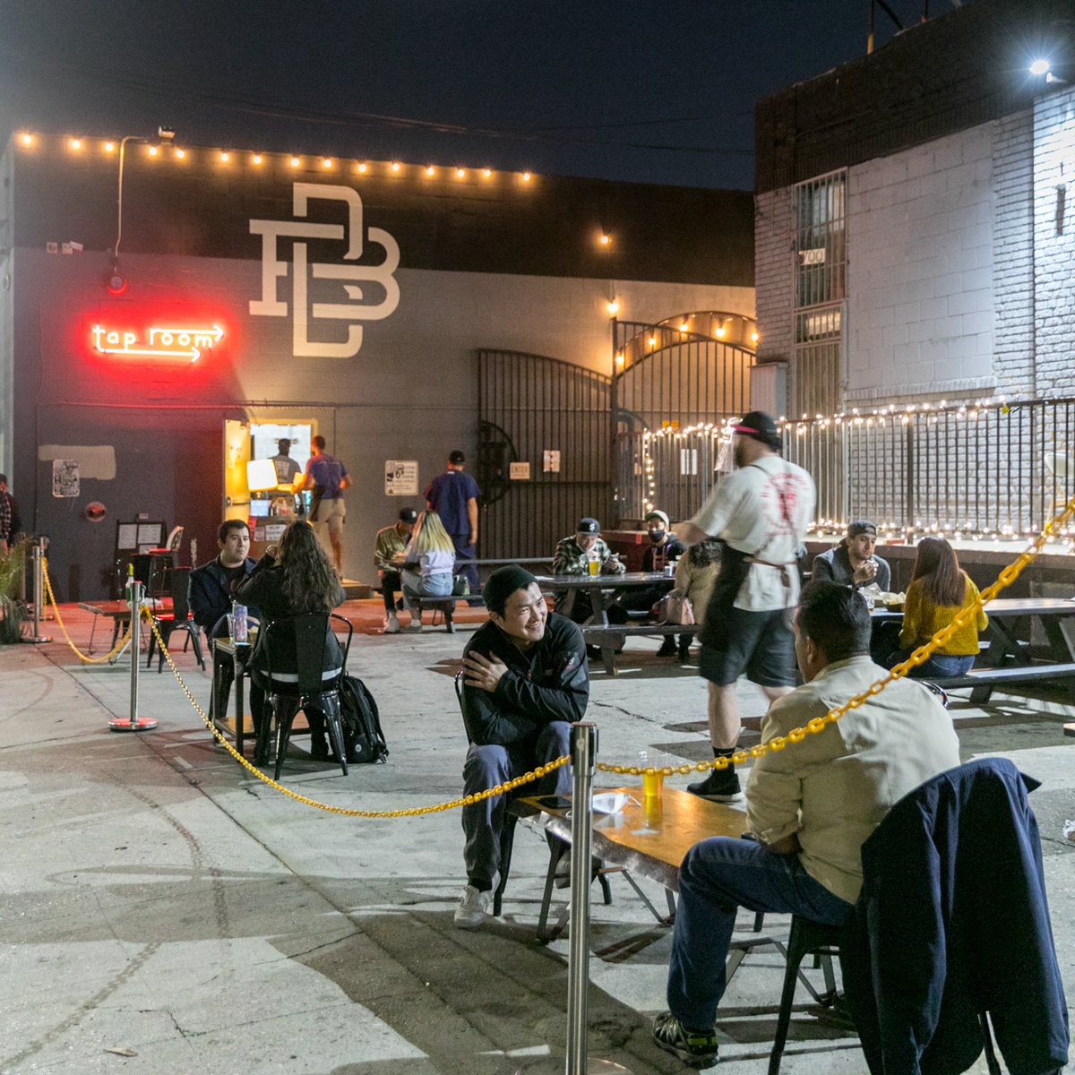The warmer weather is making our patio the perfect place to hang for a few brews. 🍺🍺🍺 Happy Friday to you all, join us today from 5-10pm, Sat 2-9pm and Sunday 1-6pm. 

#DTLA #ArtsDistrict #LAArtsDistrict #CraftBeer #LABeer #LABrewery