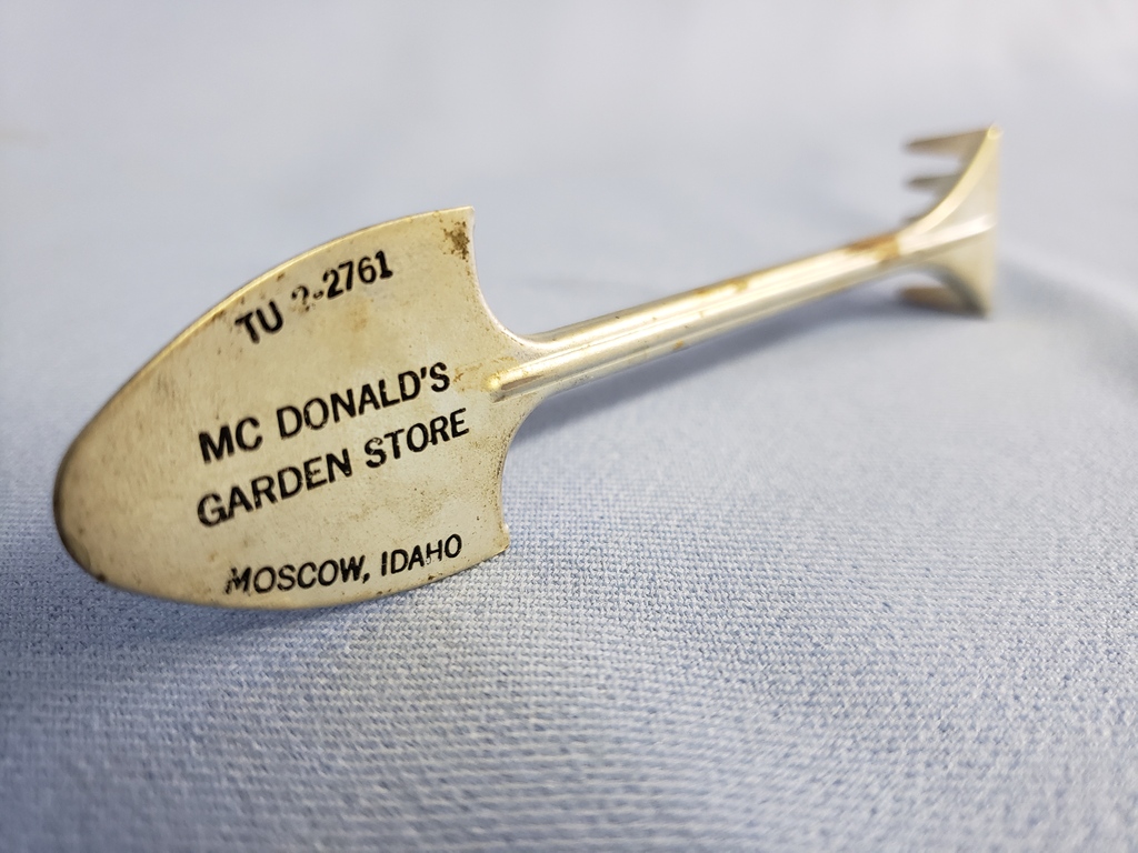 LatahCoHistory's tweet photo. Check out this miniature shovel-and-rake-combo garden tool, measuring about 5 inches long. This was a promotional item for McDonald's Garden Store, formerly located off Public Ave in Moscow. 

LCHS Object ID: 1984-30.02 

#Moscow #LatahCounty #Idaho #Gardening https://t.co/AHHJMh8iOQ