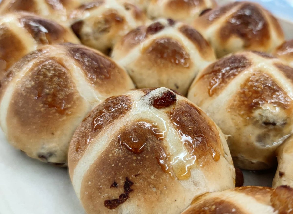 liviaincucina's tweet photo. Happy Easter dear friends. I wish you could spend it with someone's love you #crossbuns #Easter2021 #dolci #cucinaitaliana #golosita https://t.co/BdTpG607H9