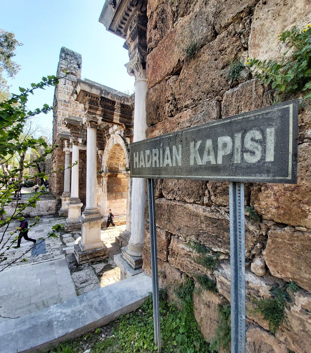 CallAntalya's tweet photo. Dünyanın en güzel noktalarından biri olan #HadrianKapısı tabelamız biraz eskimi�� hatta eski püskü bişii olarak mı kalmış sanki? Hani yetkilisi kim bilmiyorum ama eminim bu harika simgeye hemen bir el atılır bence :)
@ANTALYABB @MuratpasaBld @AntalyaValilik @TCKulturTurizm https://t.co/Dsw5rYZ42H