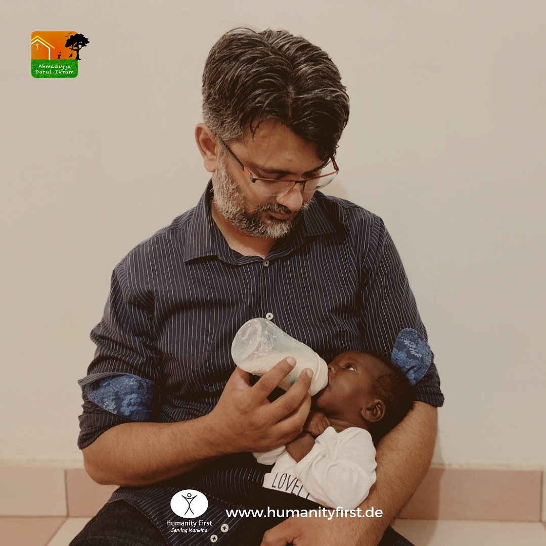 shaziasiddd's tweet photo. We heten Claudine van harte welkom in ons weeshuis in Benin.  Helaas stierf de vader van het kind voordat ze werd geboren en haar moeder liet haar ten vondeling.Ze is een maand oud, nu een thuis gevonden bij HF Orphanage. #ServingMankind #HumanityFirstNL https://t.co/Lz6DCPnwYU