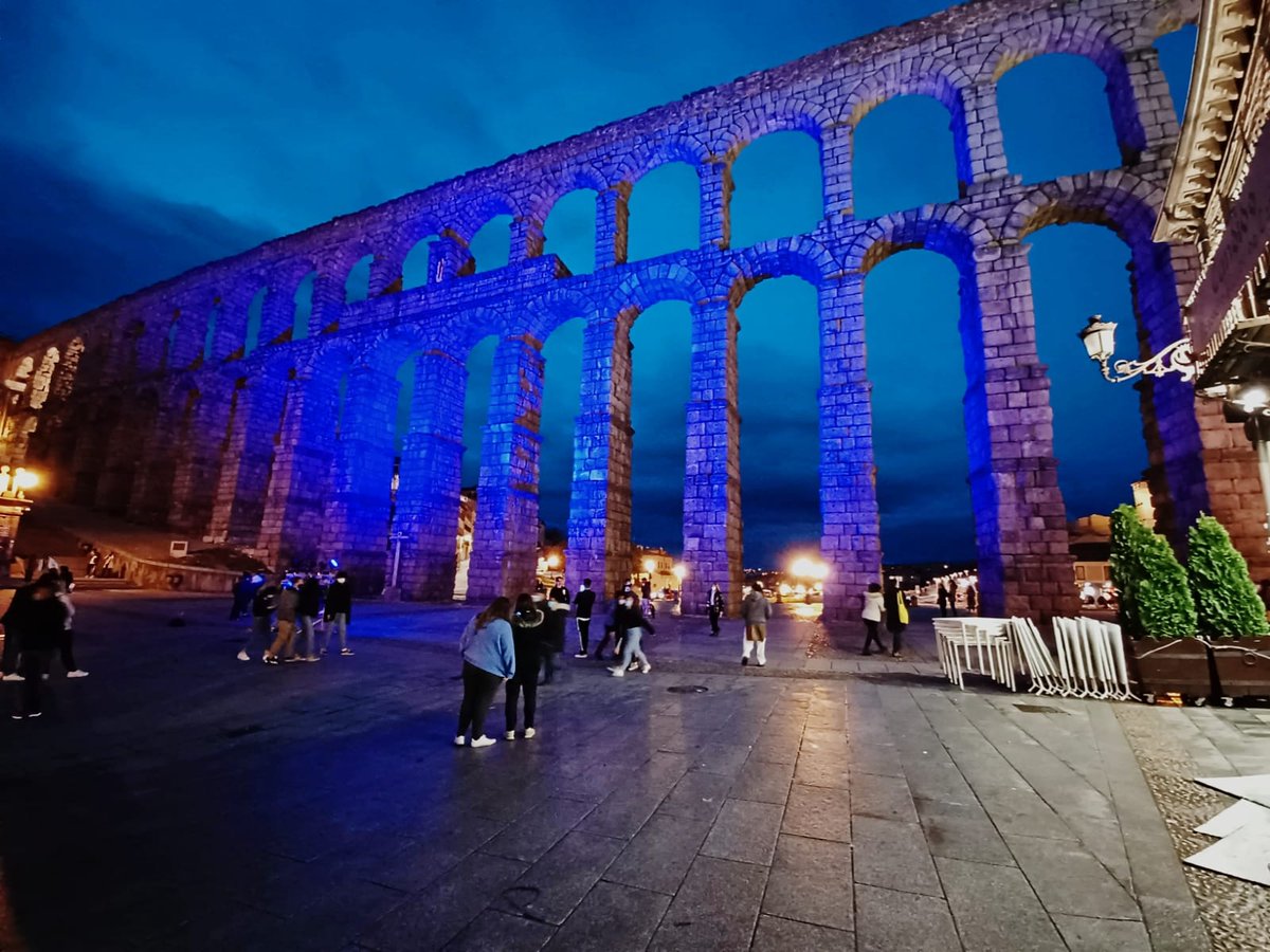 ocsegovia's tweet photo. El Acueducto se tiñe de azul para celebrar el #diaautismo @AutismoSegovia https://t.co/9E1QhVHPCU