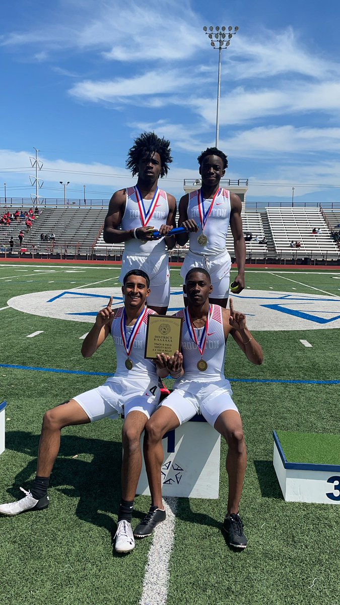 cjames1003's tweet photo. 4x100 champs 🔥 https://t.co/DrWcJMOHct