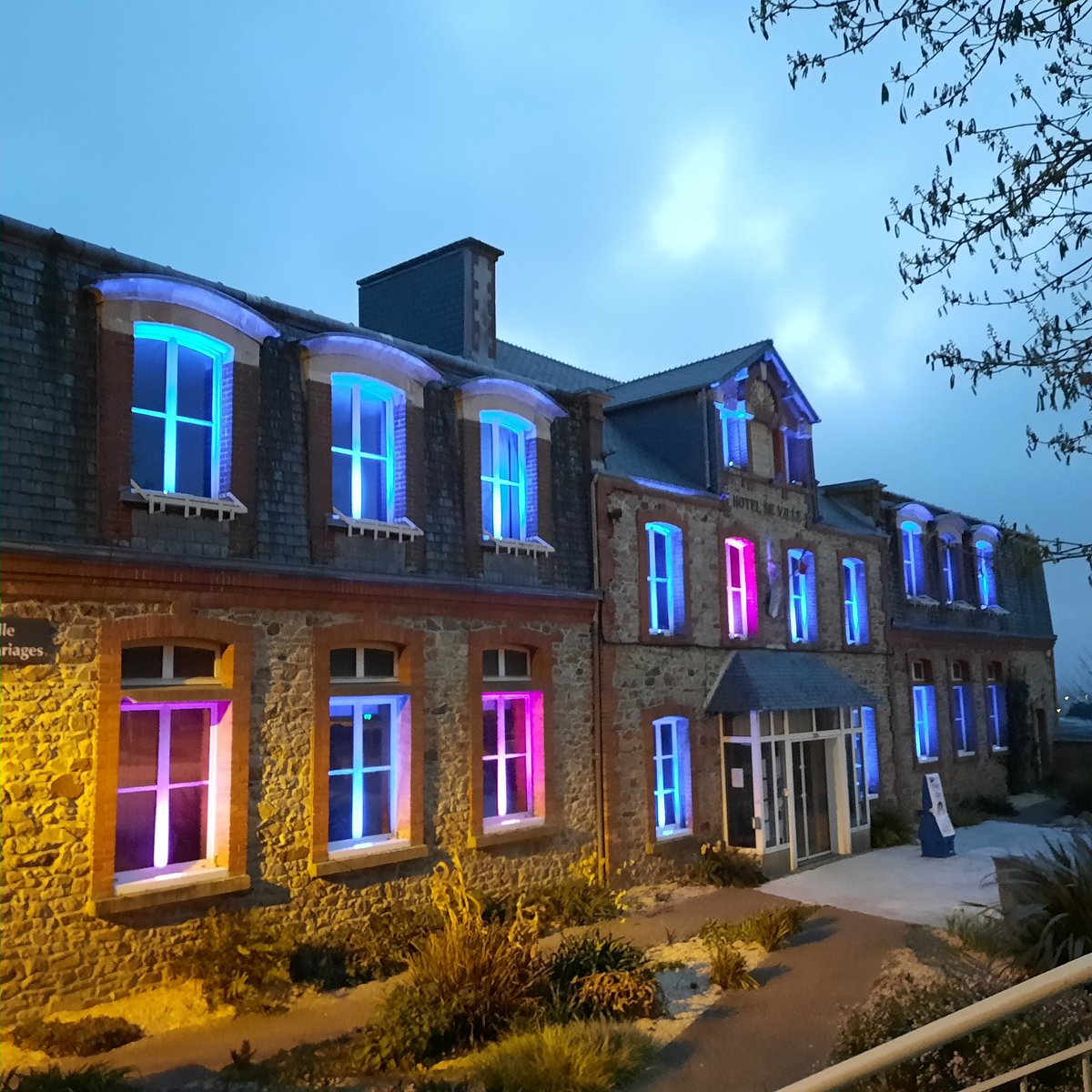 La façade de la mairie déléguée de La Glacerie s'anime en bleu ce 2 avril pour la journée de l'autisme. L'objectif est de sensibiliser le grand public à ce handicap. #2avril #autismday #autisme #CherbourgEnCotentin pic.x.com/SWNG3UaWOb
