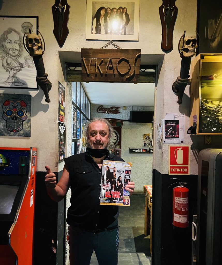 mariskalrock's tweet photo. Orgullosos de estar en el mítico VKaos de Vallekas templo sagrado donde Jose y su gente siguen resistiendo.Ahí nos vemos!Si esa barra hablara...#vkaos #laheavy430 #vallekas #alertaroja https://t.co/xdX9qUWkn0