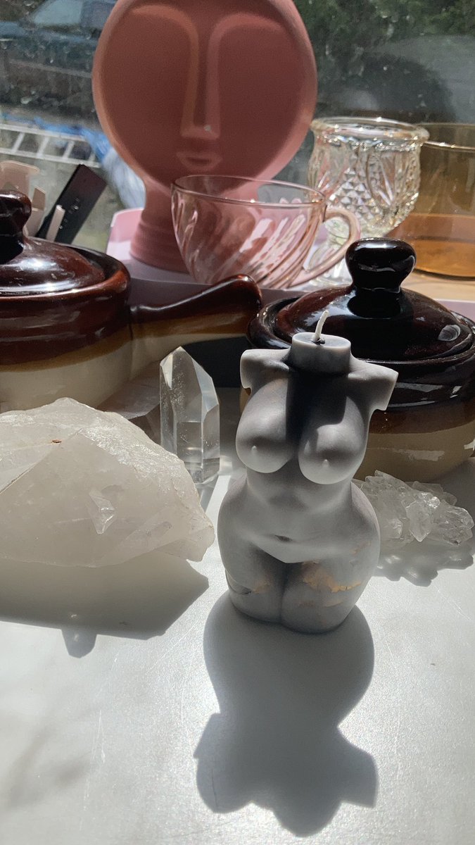 candles will be up in my shop soon too! 100% vegan soy wax
i made some thick babes today but i have a candle mold for a petite lil gal as well ✨ stay tuned