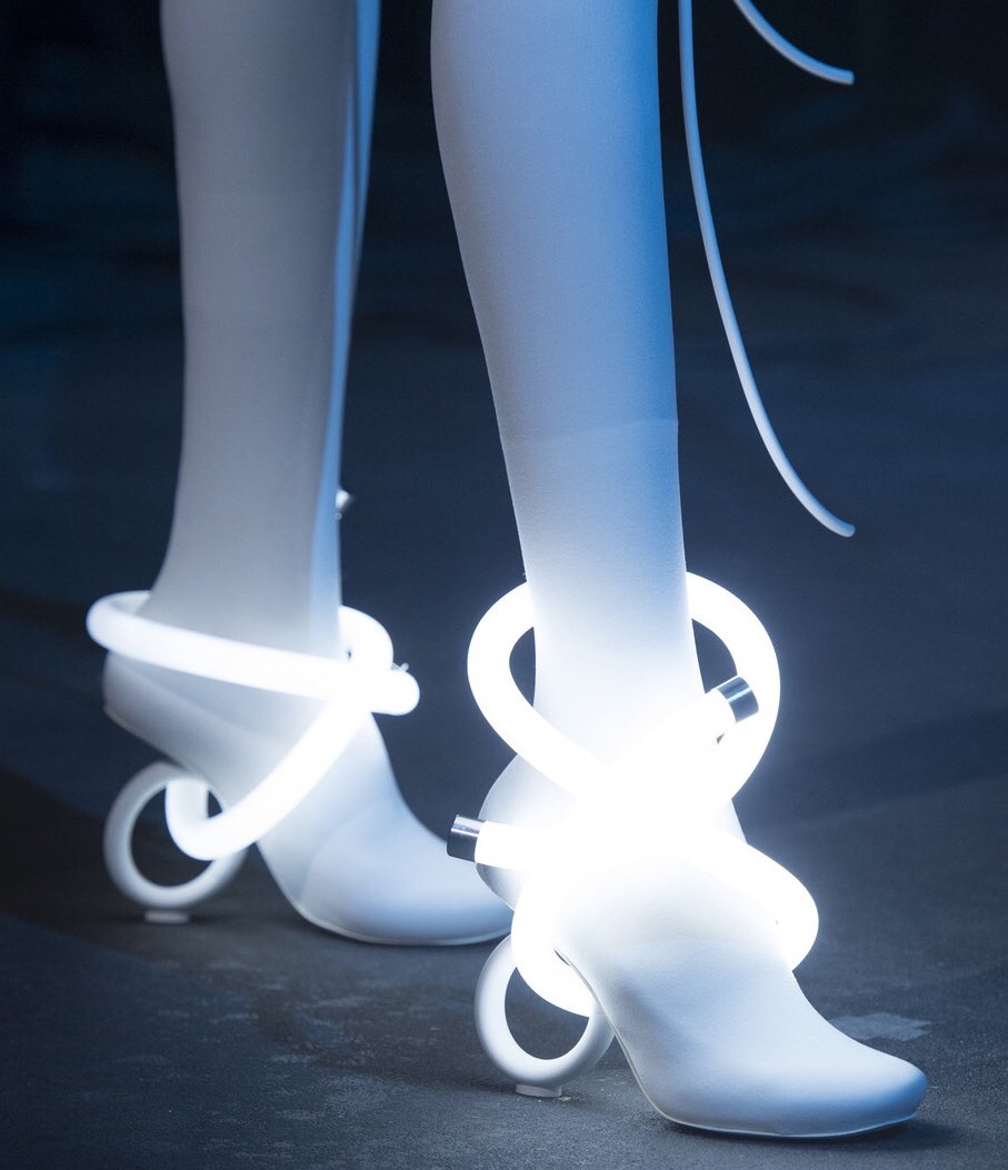 gastt_fashion's tweet photo. Light-Up Shoes from Nicholas Kirkwood Spring 2019 https://t.co/hYGJiJXfl2