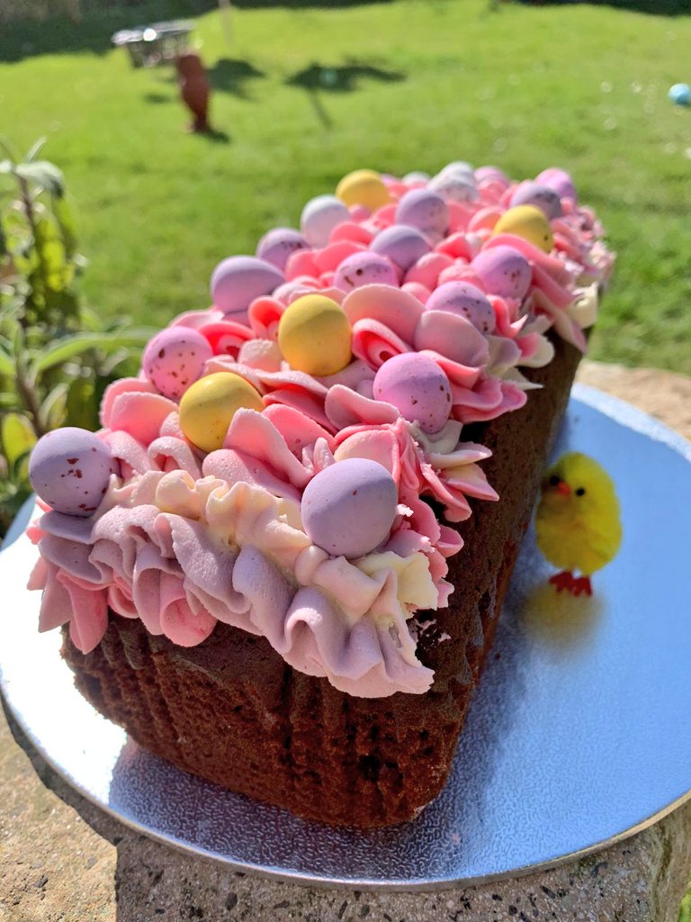 helenscakes4's tweet photo. Easter treat one of many hope you all have a wonderful Easter weekend🐰🐣😊#WinchesterCity #EasterWeekend #local #winchesteruk #winchesterbid #homebaked #Easter2021 https://t.co/W6tGbzzKyt