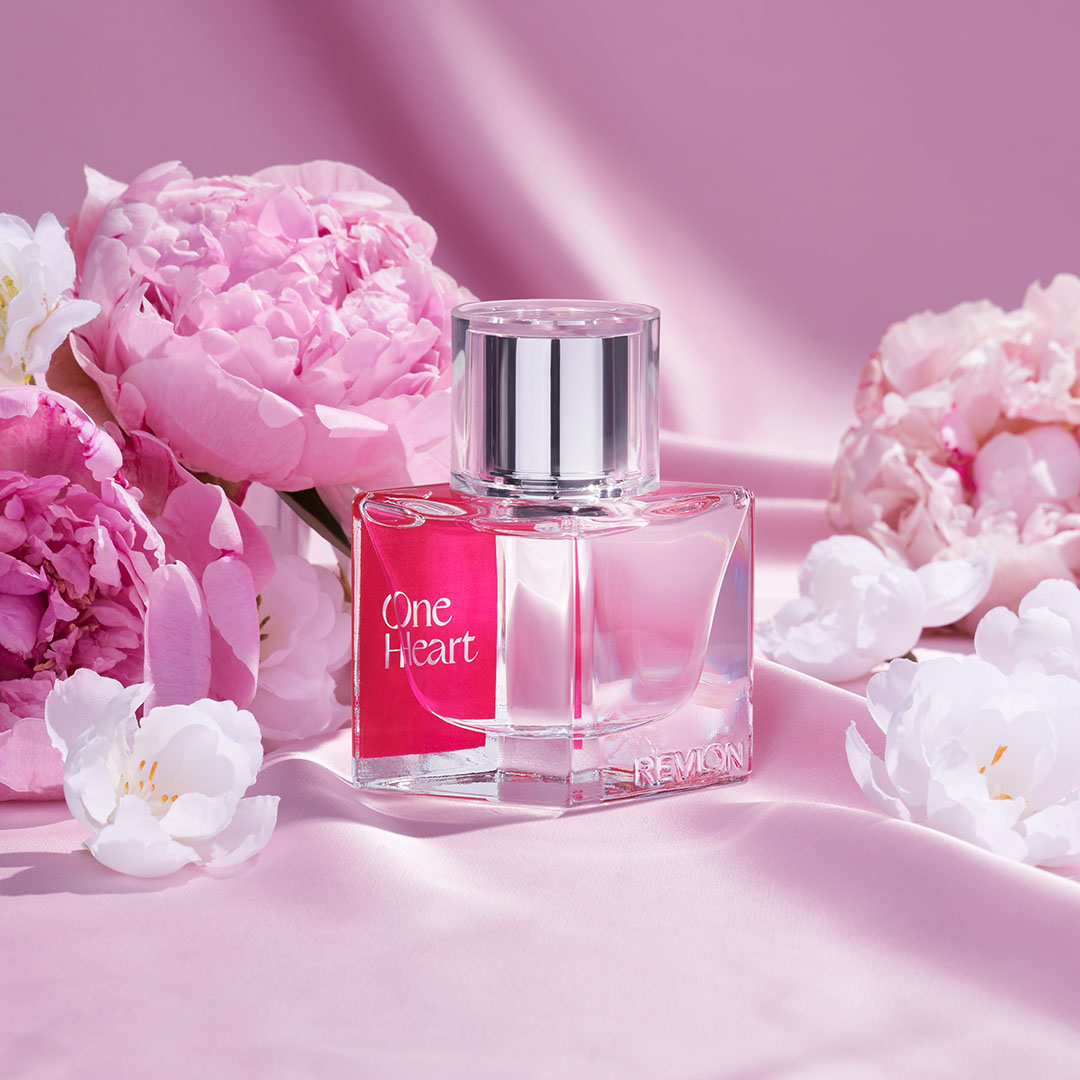 NEW Revlon One Heart featuring <a href="/sofiacarson/">Sofia Carson</a> is indulgently floral &amp; woody, with notes of
Bergamot, Pink Pepper, Pear Blossom, Lily of the Valley, Peony, Heliotrope, Orris, Sandalwood &amp; Milky Musks. It's basically like wrapping yourself in a gorgeously soft blanket. #RevlonxSofia