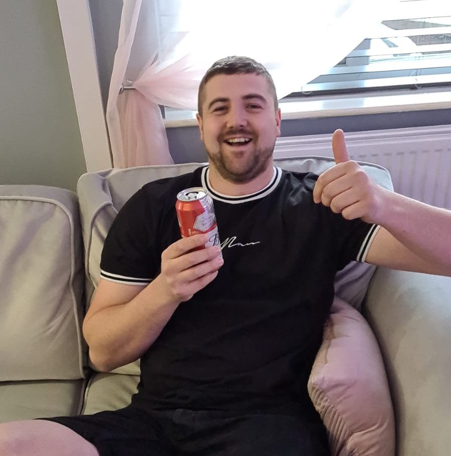 BwoodBridgeRFL's tweet image. Finally, after mins of negotiations, we’ve pleased to announce the signing of Robbie as the official drinking Partner of Burtonwood Bridge ARLFC. 

If you like beer as much as Robbie does, get yourself down training Tuesday &amp;amp; Thursday 7pm &amp;amp; start enjoying your rugby. #UpTheBridge