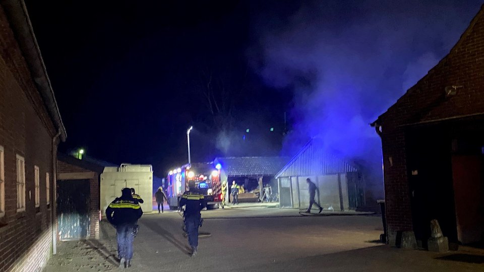 Brandweer in actie voor brand in loods Sevenum:..