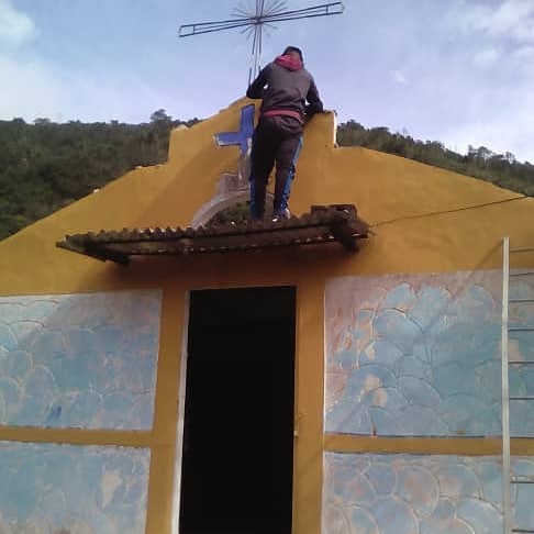 Misionrstachira's tweet photo. #Táchira 💒👐| Brigadistas d la @FMRobertSerra del Mcpio Capacho Viejo apoyan la recuperación de templos y capillas del sector Páramo Viejo, junto a la alcaldía a cargo de Rogelio Ontiveros, brindando a la población bienestar y seguridad
#SoyRobert
#LaPrevenciónEsLaClave
#02Abr️ https://t.co/jOiDhY3StF