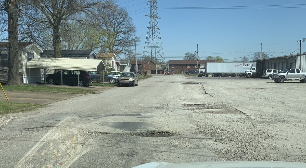 JustinElpers's tweet photo. #EVVPotholes
@EvansvilleINGov 
Location: Meyer Rd. (Near Kratzville) https://t.co/qIrZfojE0H
