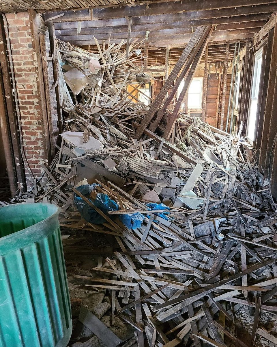 jandahomes's tweet photo. Plaster and more plaster!
π€―
#longislandrealestate #flippinglongisland #liflipper #plaster #thisoldhouse #woodlathe #longislandcontractor #generalcontractor #demo #ripout #jandahomes https://t.co/wcMVtKHHFO