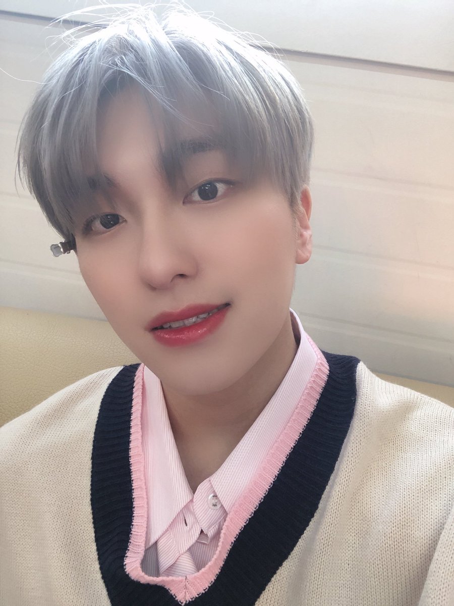 Sebin_OmegaX's tweet photo. [#OX]

기분 좋은 금요일! 
주말이 다가와요! 😍

#OMEGA_X #오메가엑스 #세빈 https://t.co/UDdyjL6cJ2