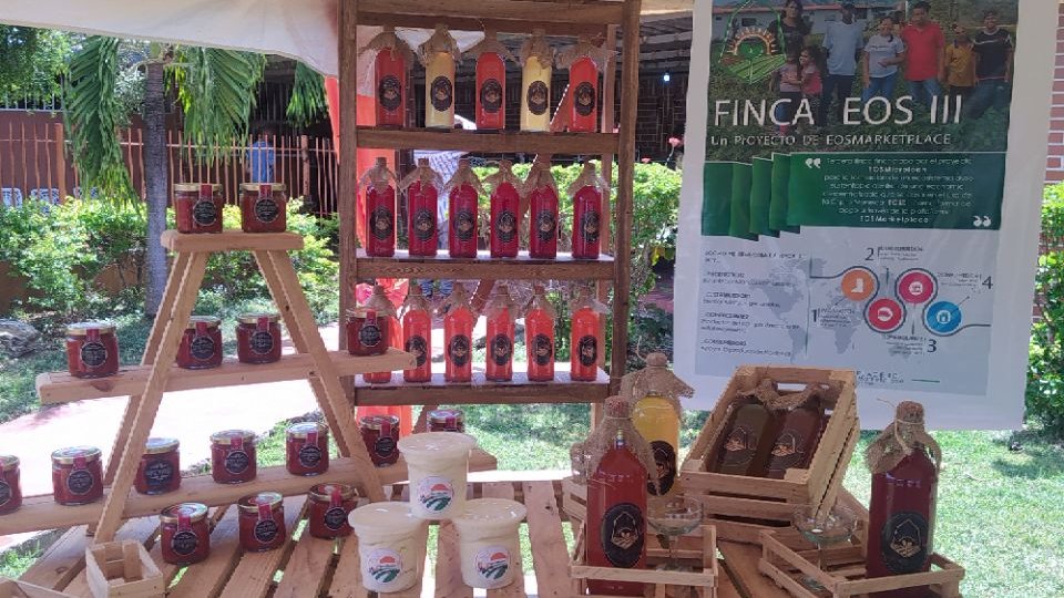 RieConRay's tweet photo. @UltimateCrypto7 Well, let's see the results this time...
Meanwhile... Here I show you some products produced under the Alliance of Finca EOS III, A project financed by #EOSMicroloan:
Bittersweet peppers, Homemade wine and cheese.
Only possible thanks to #EOSMarketplace (@eosmarketp ) https://t.co/Z5aUmuA6rL