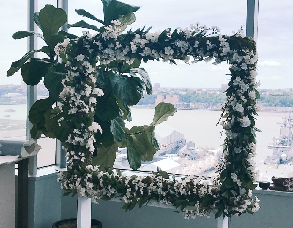 BFloralnyc's tweet photo. Give your photo moment some flare and use a standing floral frame. 📸 Bonus: when guests *aren't* using it, it won't disrupt the view!
#bfloralnyc #eventdesigns #floraldesigner #floraldesigns #flowers #flowerpower #mailers #customizedmailers #virtualevent #virtualevents https://t.co/vT78iM5F4p