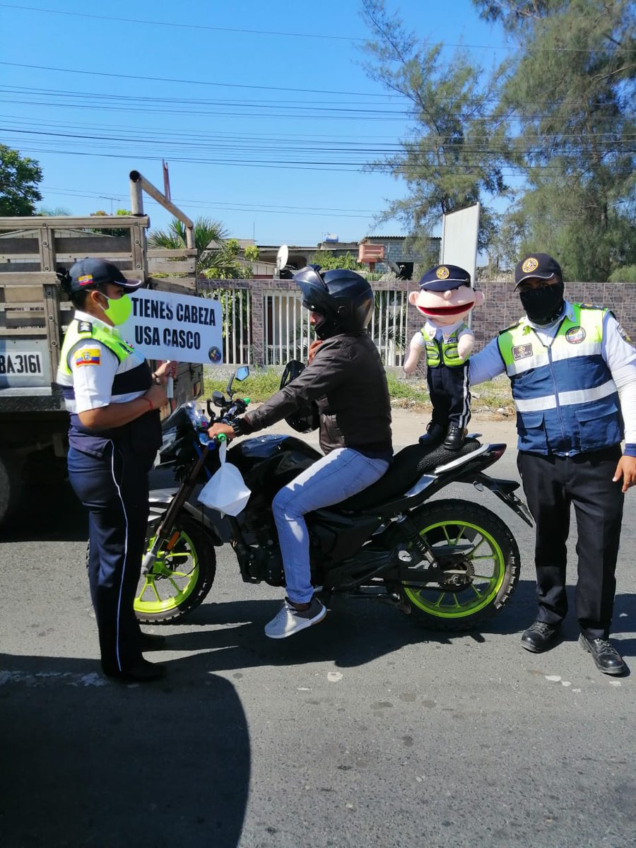 CTEcuador's tweet photo. #SantaElena| En varios sectores del cantón La Libertad, realizamos activaciones sobre el casco homologado, límites de velocidad y uso de mascarillas. Estas campañas permiten concientizar a conductores y pasajeros sobre los riesgos que se puede tener al momento de conducir. https://t.co/O2kbJzox1t