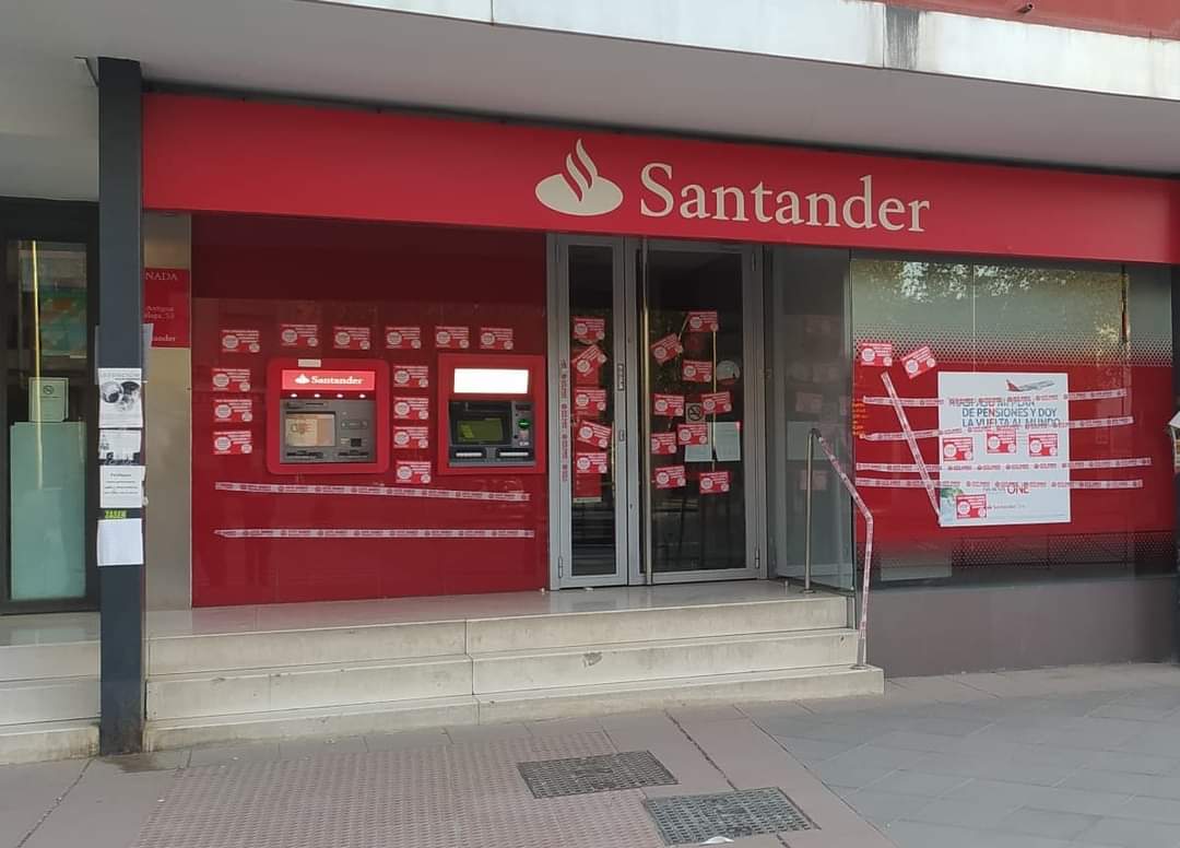 StopdesahucioGr's tweet photo. @bancosantander ya estamos muy cansadas de vuestras "dimes y diretes"
En Stop Desahucios Granada
Empezamos las acciones a Banco Santander para señalar las injusticias que hacen con las familias .
Queremos soluciones para
#Eshter #Ratiba #Paco
#SolucionesYa https://t.co/5uuIEUYLL3