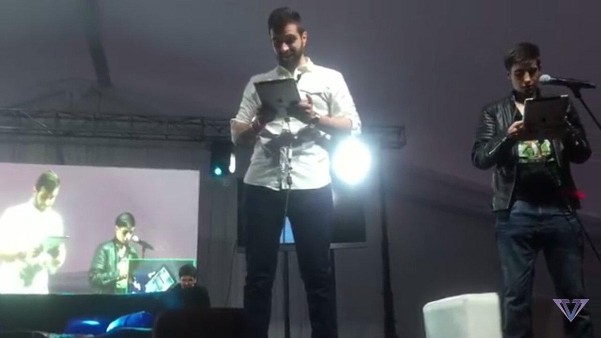 vegetilesfans's tweet photo. Quien fue la mama con suerte, que le tocó el trasero a Samuel en una firma de libros de wigetta 😂😂

Que envidia 😂😂😂

#youtuber #wigetta #samugetta #vegetta777 #samuel https://t.co/mrqZ0qWqEd