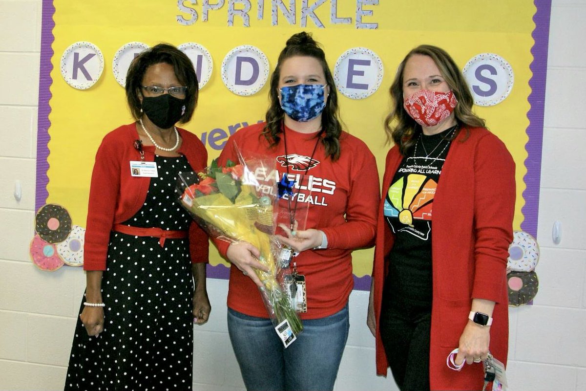 DudleyLEADERS's tweet photo. CONGRATULATIONS to @ms_bflora for being named Teacher of the Year at Dudley Elem! 🎉Ms. Flora is a teacher LEADER that thinks beyond the walls of her classroom to what her impact can be for all students and teachers. 🐾#fcpsva https://t.co/oDEcC7NdzI