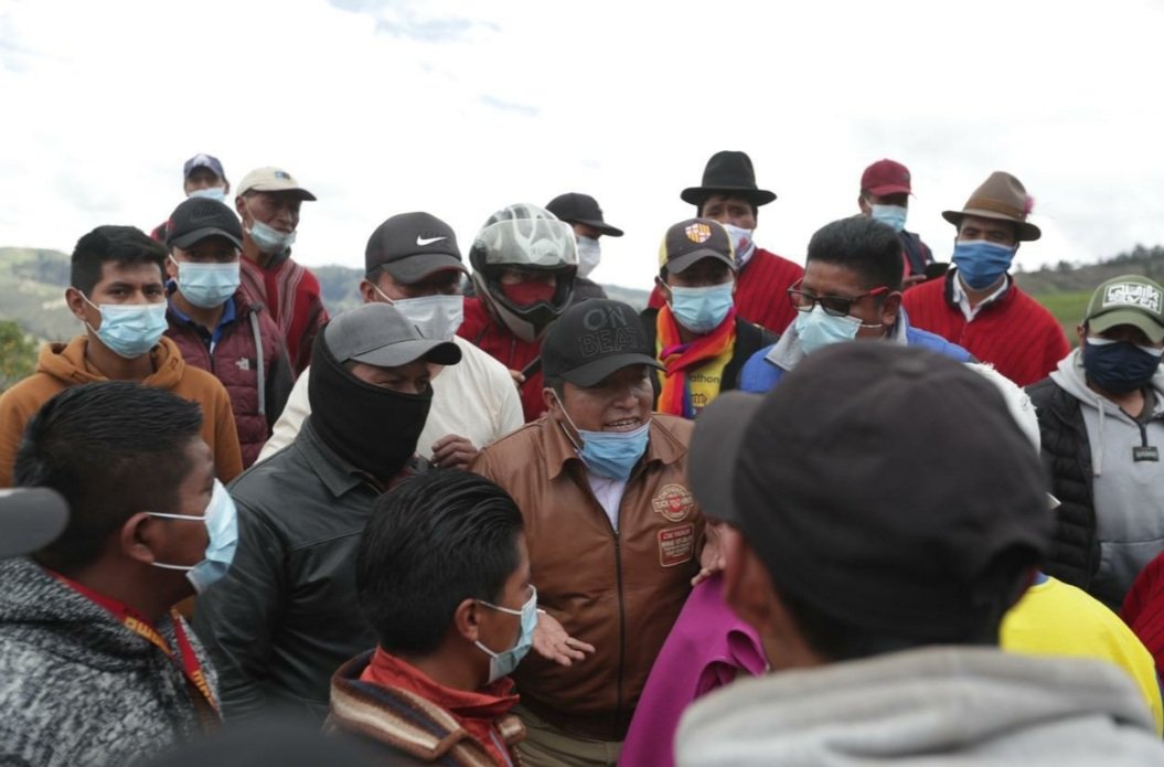 pochoharbEC's tweet photo. Alcalde correísta Delfín Quisphe promovió violencia contra @LassoGuillermo en la visita a Guamote. Bloqueó la carretera de acceso y los atacó con piedras, incitando a la violencia. La caravana de Lasso decidió retirarse del lugar. Lamentable actitud del alcalde Delfín Quishpe https://t.co/w6wiwzejjf