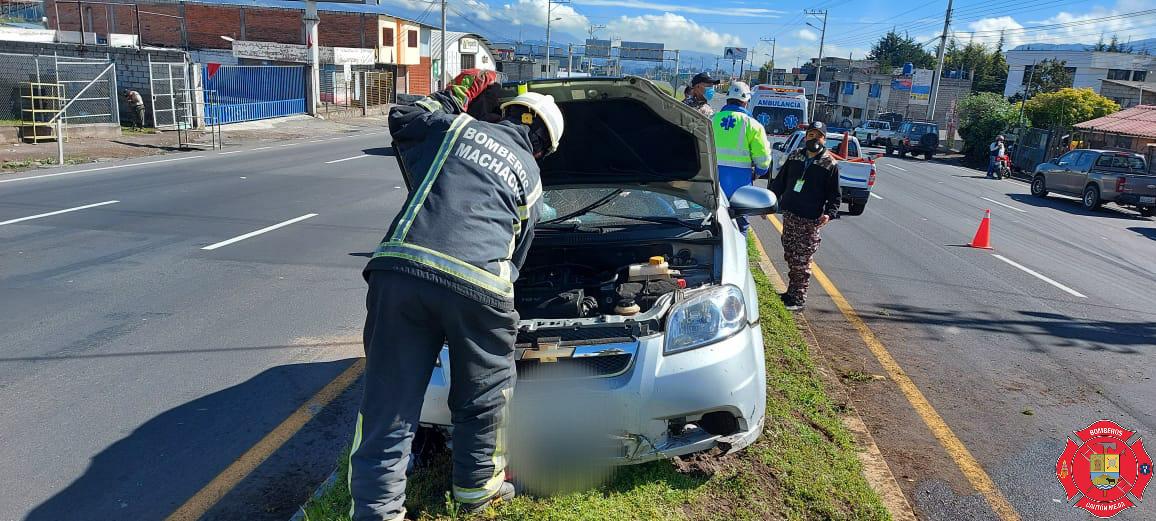BomberosMejia1's tweet photo. #Volcamiento
Esta mañana, se registró el volcamiento de un vehículo a la altura del barrio #ElTimbo en la Panamericana Sur. No se registraron personas heridas.
En la escena trabajaron, #BomberosMejía en la unidad R3, Policía Nacional y Panavial.
#TrabajamosParaTi https://t.co/gCgj91uXFa