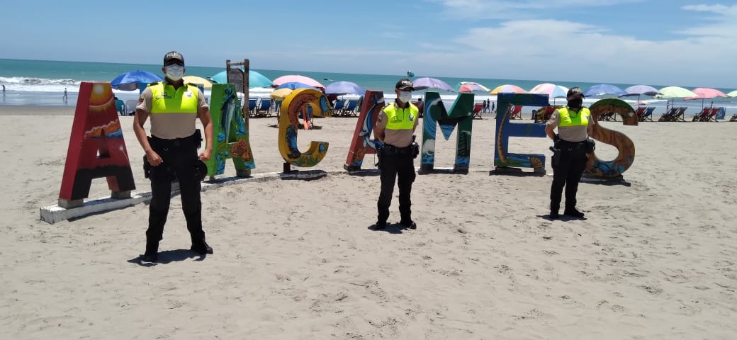 PoliciaEcuador's tweet photo. PATRULLAJE PREVENTIVO EN LA PLAYA

Realizamos los controles preventivos en la playa de Atacames, verificando que se cumplan las disposiciones del COE Nacional. 

#Esmeraldas
#ServirYProteger https://t.co/CEtZ10Fe7e