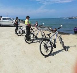 PoliciaEcuador's tweet photo. PATRULLAJE PREVENTIVO EN LA PLAYA

Realizamos los controles preventivos en la playa de Atacames, verificando que se cumplan las disposiciones del COE Nacional. 

#Esmeraldas
#ServirYProteger https://t.co/CEtZ10Fe7e