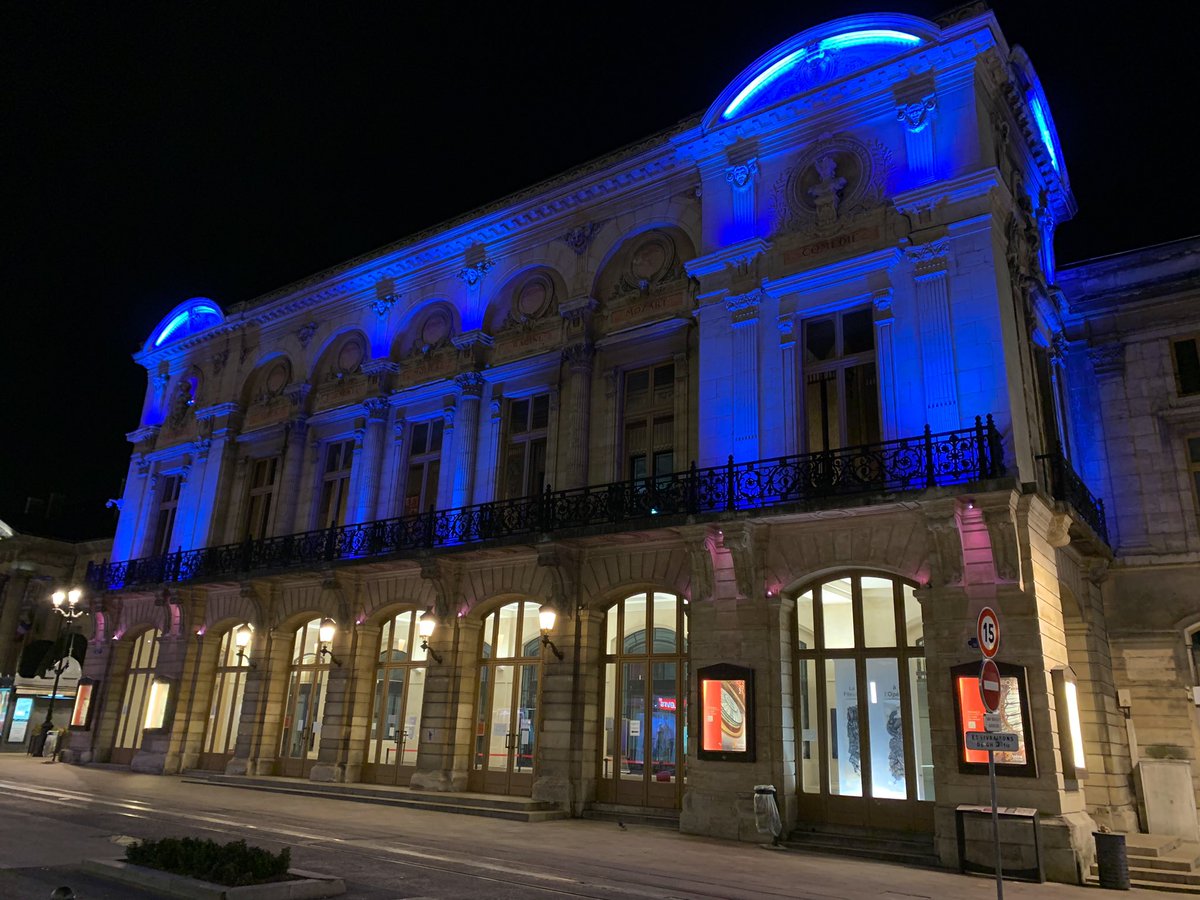#Reims s’illumine en #bleu à l’occasion de la #JourneeMondialeDeLautisme ! #TousEnBleu