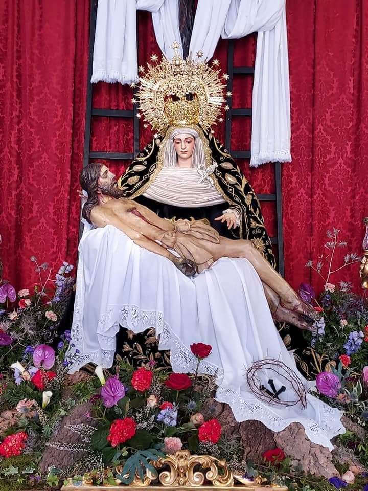 VIERNES SANTO

Llegamos a la noche del Viernes Santo, con sones fúnebres para la Soledad de Hinojos. 
Un Majestuoso Palio el que procesiona por la localidad junto con nuestro sones.

@SoledadHinojos_ 
@JovenesSoledad