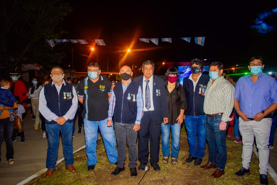SDominguezok's tweet photo. Que emoción ver al barrio Islas Malvinas vestido de celeste y blanco homenajeando a nuestros héroes. 
Muchas gracias a la comunidad educativa de la Escuela Islas Malvinas y a su directora Fany Carranza por invitarme a formar parte de este primer acto homenaje que se realiza [...] https://t.co/PJUL5BZK4q