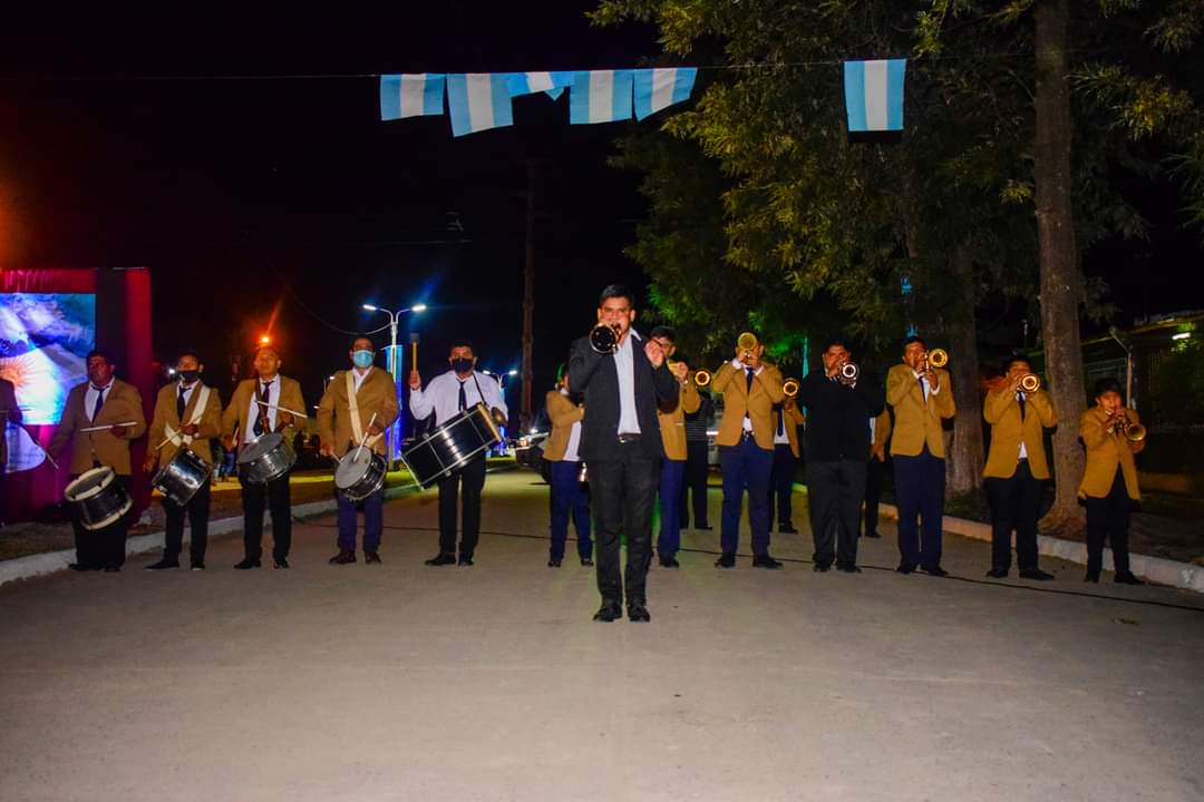 SDominguezok's tweet photo. Que emoción ver al barrio Islas Malvinas vestido de celeste y blanco homenajeando a nuestros héroes. 
Muchas gracias a la comunidad educativa de la Escuela Islas Malvinas y a su directora Fany Carranza por invitarme a formar parte de este primer acto homenaje que se realiza [...] https://t.co/PJUL5BZK4q