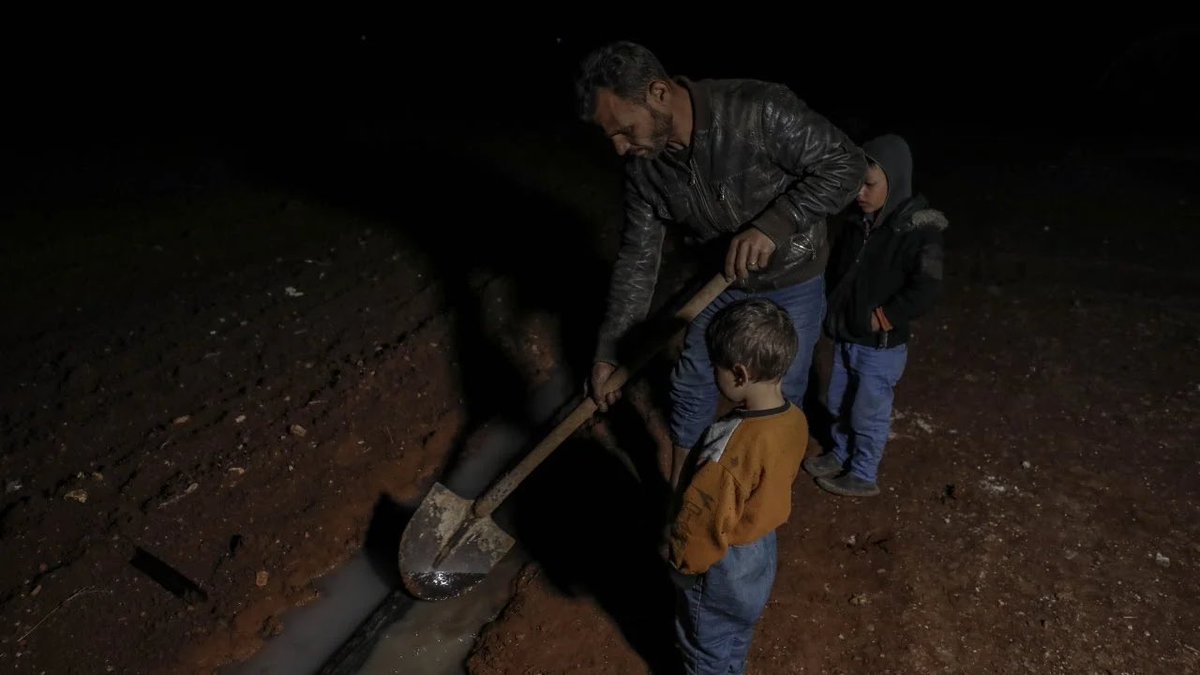 haberimmvarr's tweet photo. Lütfen deneyin..

3 çocuk babası bu adam çaresiz, çocuklarının yatacak yeri ısınacak kömürü ya da gazı yok, hepimiz aynı Allah’a inanıyoruz. O Allah ki bize birlik içinde olun diyor. 

Kendinizi o çocukların daha da önemlisi o babanın yerine bir dakika koyun !  

#suriyeliler https://t.co/bkPBk7bWey