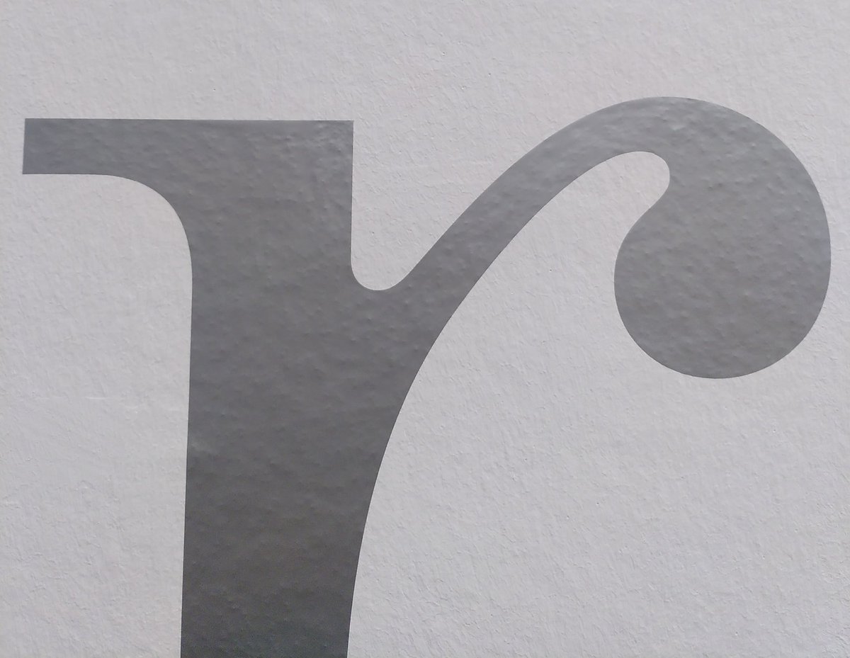 MarzingerMartin's tweet photo. Nahaufnahme

Schrift und Form-Recherche:
Antiqua, Strichstärken Kontrast, An- und Abstrich, Tropfen, Serifen;
Silber, Weiß;

#Linz #viskom #typedaily 

@typedailytype https://t.co/BH2jQEkDBB