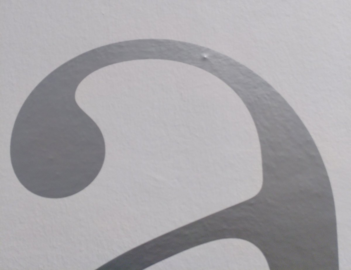MarzingerMartin's tweet photo. Nahaufnahme

Schrift und Form-Recherche:
Antiqua, Strichstärken Kontrast, An- und Abstrich, Tropfen, Serifen;
Silber, Weiß;

#Linz #viskom #typedaily 

@typedailytype https://t.co/BH2jQEkDBB