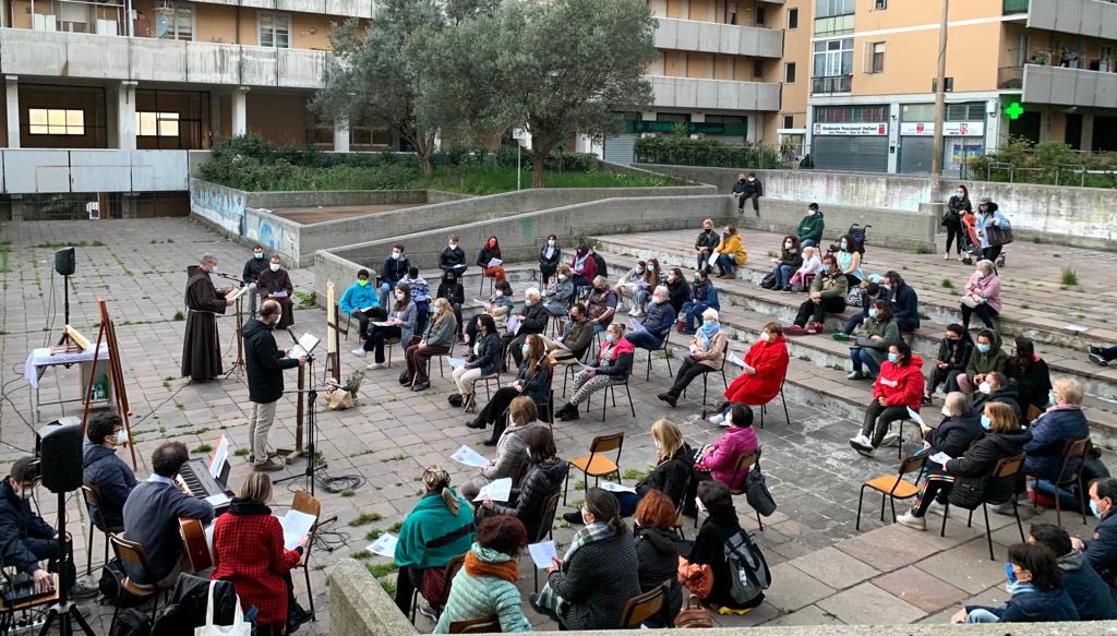 Nella periferia di #Genova, al #CEP di Prà, in piazza e dalle finestre tanti hanno accompagnato commossi Gesù nel giorno della sua #Passione.
<a href="/santegidionews/">Comunità di Sant'Egidio</a>